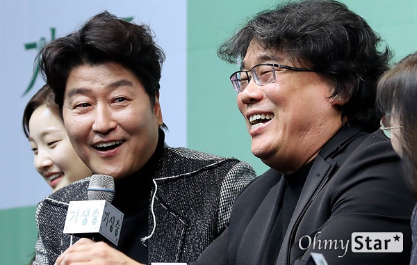 '기생충, 아카데미 수상 기자회견' 송강호-봉준호, 찰떡궁합! 배우 송강호가 19일 오전 서울 중구의 한 호텔에서 열린 영화 <기생충> 아카데미 수상 기자회견에서 소감을 말하고 있다. 오른쪽은 봉준호 감독.
<기생충>은 한국영화 최초로 제72회 칸 국제영화제 황금 종려상, 제77회 골든글로브 시상식 외국어영화상, 제73회 영국 아카데미 시상식 각본상, 외국어영화상을 수상한데 이어, 제92회 아카데미 시상식에서 작품상, 감독상, 각본상, 국제 장편 영화상 등 4개의 오스카 트로피를 수상했다.