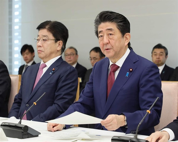 코로나 감염 확산과 관련해 회의를 주재하는 아베 총리, 그 옆에 가토 가쓰노부 후생노동상이 앉아있다.