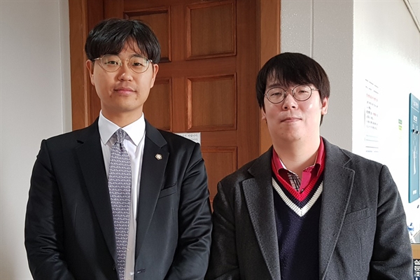 재심 재판을 마치고 기념사진을 찍은 서창효(왼쪽) 변호사와 고 송우웅씨 아들 송태원씨.