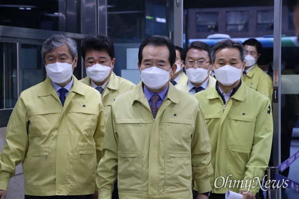 정세균 국무총리가 19일 오후 6시쯤 대구시청을 방문하기 위해 시청 1층으로 걸어들어오고 있다.