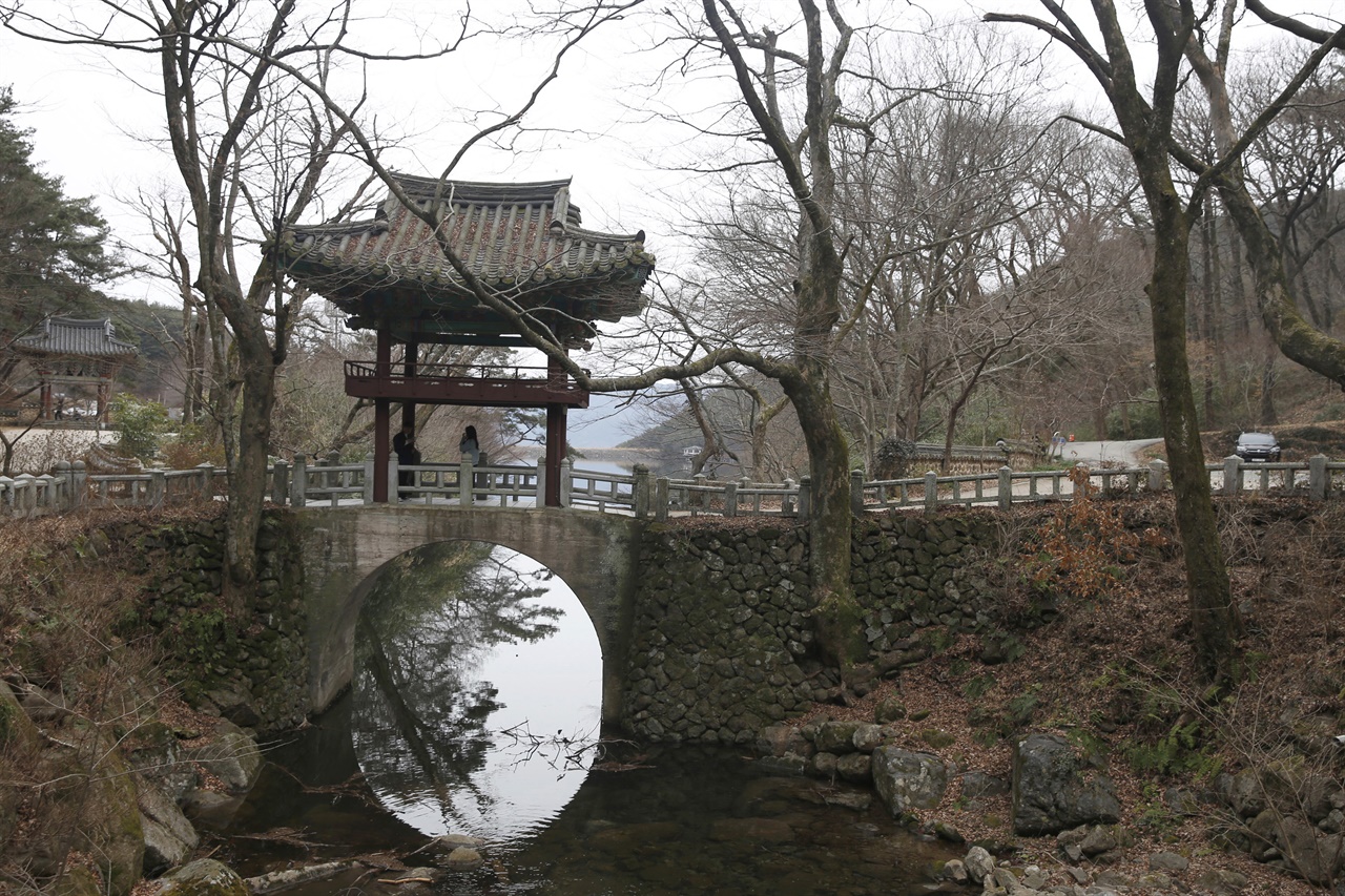  천은사 수홍루. 천은사 계곡의 물이 흘러들어 모이는 저수지와 조화를 이루고 있다.