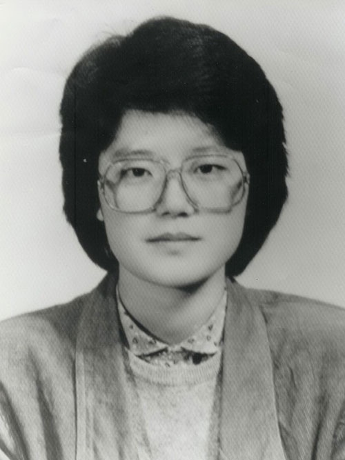 배주영 선생은 1963년에 나서 불의의 사고로 1990년에 27살 나이로 숨져 안동시 안기동 천주교 공원묘지에 묻혔다.