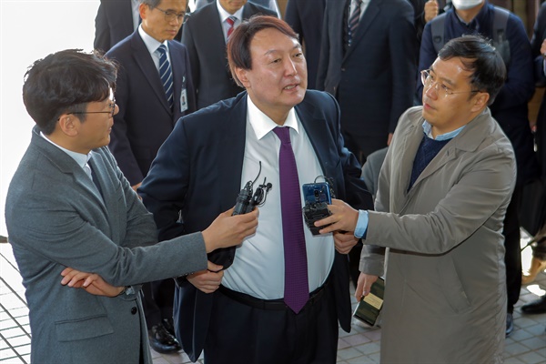 윤석열 검찰총장이 2월 20일 오후 광주고등·지방검찰청을 방문, 기자들 질문에 답하고 있다.