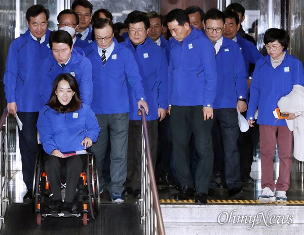 더불어민주당 이해찬-이낙연 상임선대위원장과 이인영 공동선대위원장 등이 지난 20일 오후 국회에서 열린 선거대책위원회(선대위) 제1차 회의에 참석하기 위해 함께 입장하고 있다.