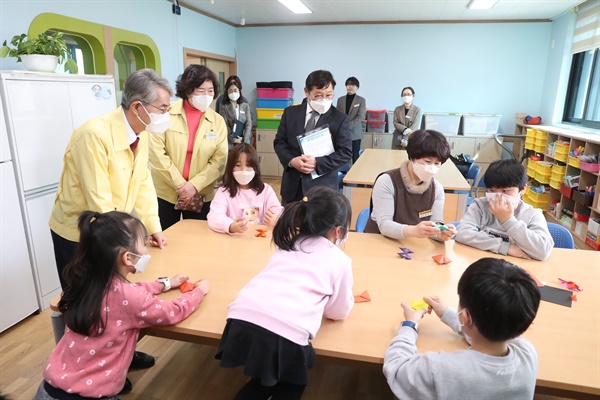 박종훈 경남도교육감이 20일 창녕초등학교 돌봄교실을 방문했다.