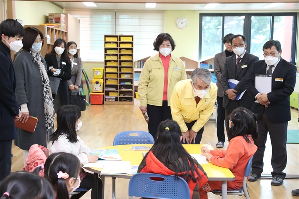 박종훈 경남도교육감이 2월 20일 창녕초등학교 돌봄교실을 방문했다.
