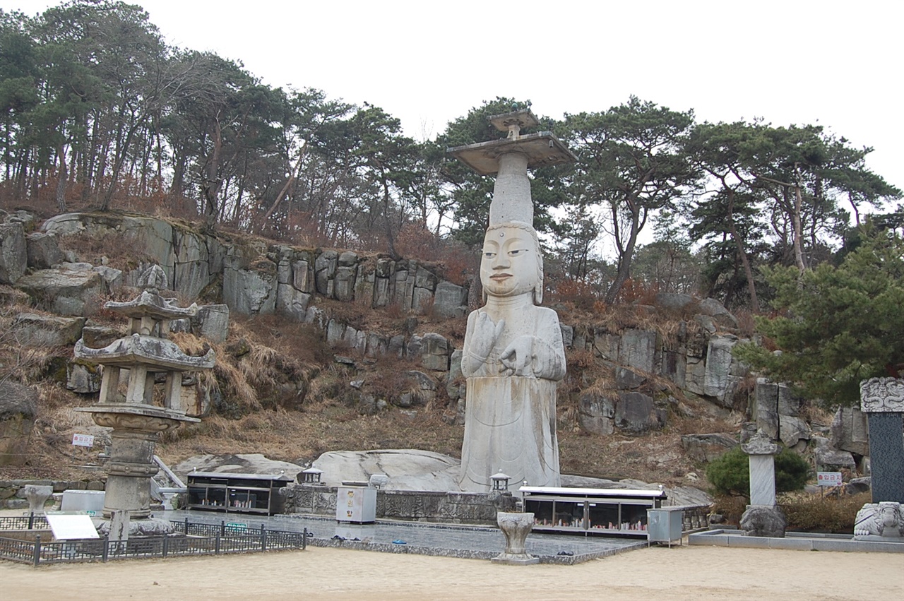 보물 제232호 논산 관촉사 석등 (좌), 국보 제323호 논산 관촉사 석조비륵보살입상(중)