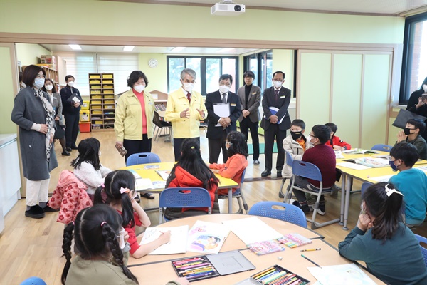 박종훈 경남도교육감이 20일 창녕초등학교 돌봄교실을 방문했다.