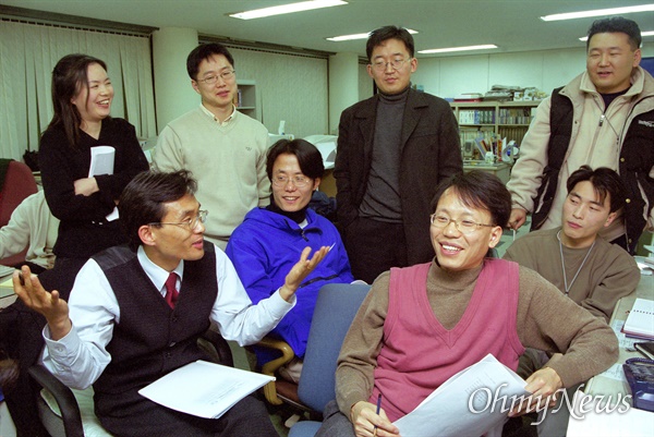 오마이뉴스 오연호 대표와 직원들이 창간일을 앞둔 2000년 2월 21일 창간호를 준비하는 모습.