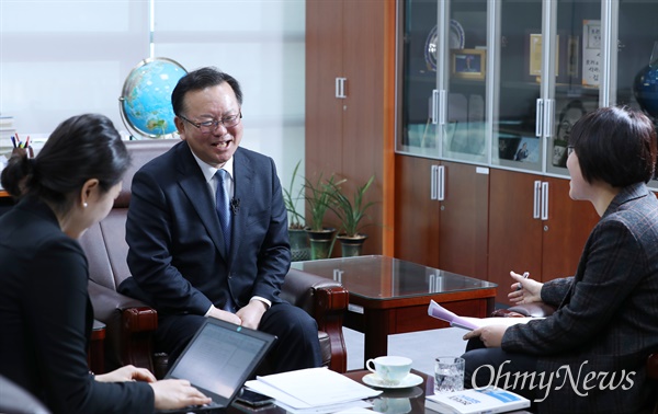  김부겸 더불어민주당 공동선대위원장이 대구·경북에서 코로나19 확진자 급증 속보가 전해진 20일 오후 서울 여의도 국회 의원회관에서 <오마이뉴스>와 창간20주년 기념 인터뷰를 하고 있다. 이날 오전 본회의와 오후 더불어민주당 공동선거대책위원회 출범식을 앞두고 대구에서 상경한 김 위원장은 "지금 대구 거리에 사람이 없다"면서 감염 확산으로 지역 경제 타격이 불가피한 만큼 추경 편성과 함께 정부의 전폭 지원이 필요하다고 강조했다.