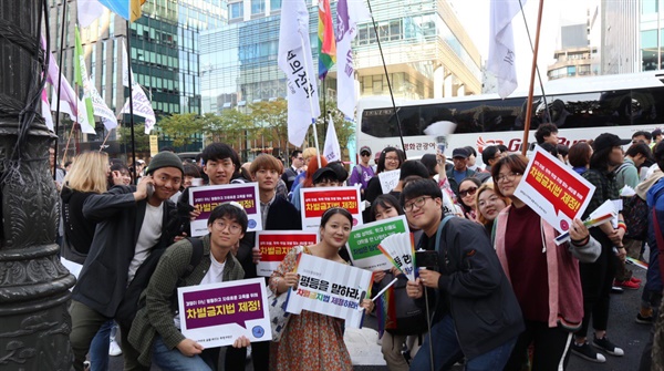 2019 평등행진에 참여한 투명가방끈 회원들