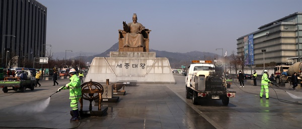 20일 오후 서울 세종대로 광화문광장에서 종로구 보건소 보건위생과 감염관리팀과 구청 청소행정과 관계자들이 방역 작업과 물청소를 하고 있다. 