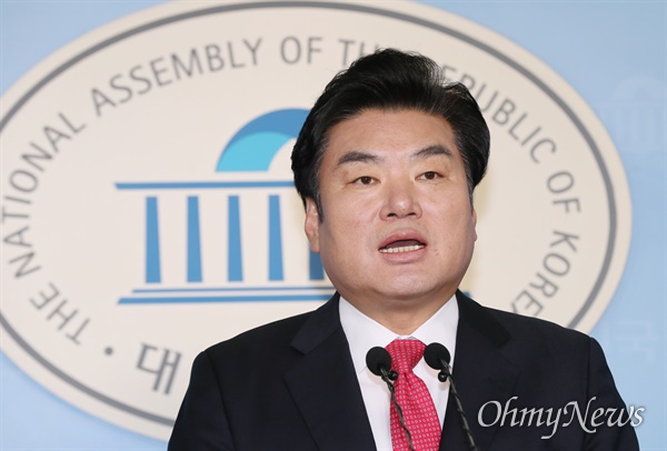미래통합당 원유철 의원(5선·경기 평택시갑)이 21일 오전 서울 여의도 국회 정론관에서 제21대 총선 불출마를 선언하고 있다. 