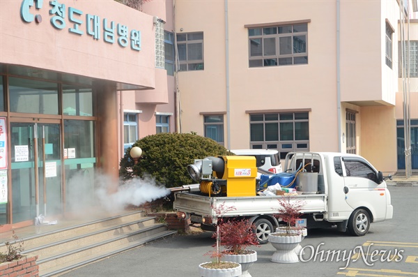경북에서 코로나19 확진자가 15명 발생한 청도 대남병원에 21일 오전 방역을 실시하고 있다.