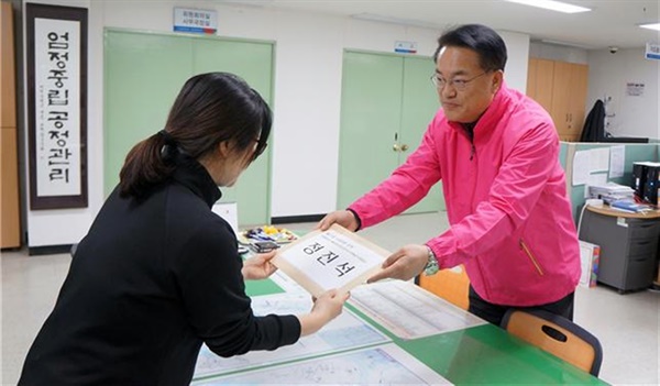 정진석 의원이 21일 공주시선거관리위원회에서 제21대 국회의원 선거 예비후보로 등록하고 있다. 