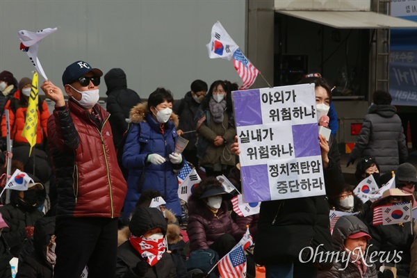 서울시가 코로나19 확산 방지를 위해 광화문 집회 전면금지를 내렸음에도 불구하고, 문재인하야범국민투쟁본부(대표 전광훈)는 22일 낮 12시 광화문 교보빌딩 앞에서 집회를 열었다.