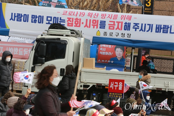 서울시가 코로나19 확산 방지를 위해 광화문 집회 전면금지를 내렸음에도 불구하고, 문재인하야범국민투쟁본부(대표 전광훈)는 22일 낮 12시 광화문 교보빌딩 앞에서 집회를 열었다.