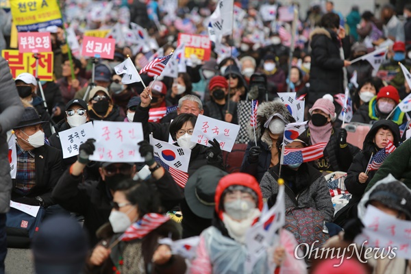 서울시가 코로나19 확산 방지를 위해 광화문 집회 전면금지를 내렸음에도 불구하고, 문재인하야범국민투쟁본부(대표 전광훈)는 22일 낮 12시 광화문 교보빌딩 앞에서 집회를 열었다.