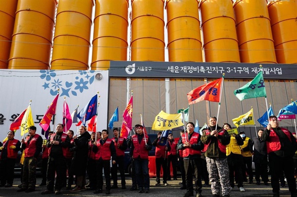  아파트 개발이 진행되고 있는 세운 3-1, 4, 5구역에서 재개발 중단과 산업생태계 활성화를 요구하고 있는 상공인과 시민들.