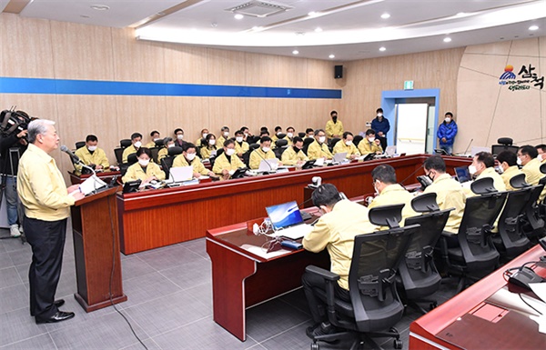  김양호 삼척시장이 22일 오후 3시 삼척시청에서 코로나19 확진환자 발생에 대한 긴급 기자회견을 하고있다.