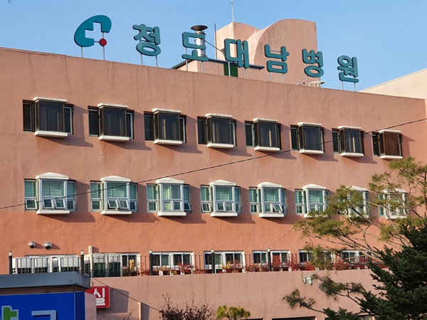 코로나19 확진자가 102명이 나온 경북 청도 대남병원에서 24일까지 모두 5명의 사망자가 나왔다. 맨 윗층은 22일자로 코호트 격리된 상태다.
