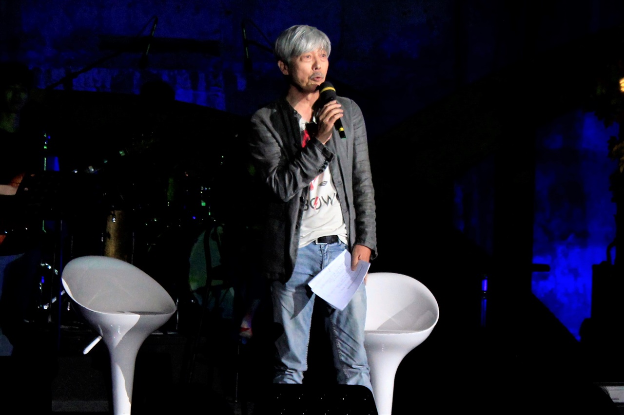  2018년 6월 24일 상암동 문화비축기지에서 열린 MBC 환경콘서트의 사회자 배철수 DJ가 이야기하고 있다.