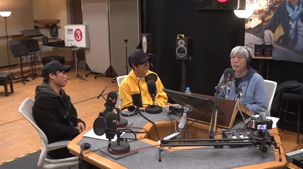  지난 21일 방송되었던 <배철수의 음악캠프> Live at the BBC에서, 배철수 DJ(오른쪽)가 가수 윤도현, 배우 유해진(왼쪽)과 함께 방송하고 있다.