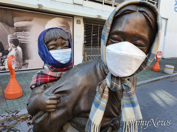 대구시 중구 종로2가에 서 있는 아이업은 엄마 동상에 시민들이 마스크를 씌워줬다.