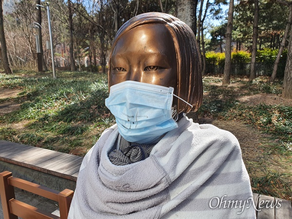 대구 중구 2.28기념공원 앞에 있는 평화의소녀상에 시민들이 코로나19를 이겨내도록 마스크를 씌워주었다.