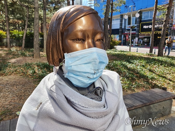 대구 중구 2.28기념공원 앞에 있는 평화의소녀상에 시민들이 코로나19를 이겨내도록 마스크를 씌워주었다.