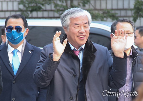 공직선거법 위반 혐의를 받고 있는 문재인하야범국민투쟁본부 총괄대표인 전광훈 목사가 24일 오전 서울 서초구 서울중앙지방법에서 구속 전 피의자심문(영장실질심사)을 받기 위해 청사로 들어서고 있다.