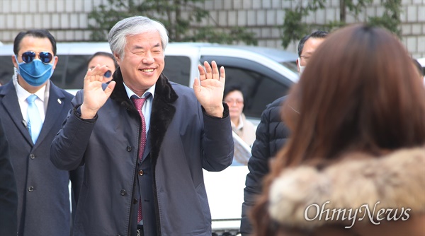 공직선거법 위반 혐의를 받고 있는 문재인하야범국민투쟁본부 총괄대표인 전광훈 목사가 2월 24일 오전 서울 서초구 서울중앙지방법에서 구속 전 피의자심문(영장실질심사)을 받기 위해 청사로 들어서고 있다.