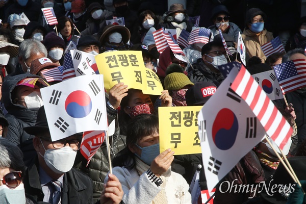 문재인하야범국민투쟁본부 총괄대표 전광훈 목사 지지자들이 24일 오전 서울 서초구 서울중앙지방법원 앞에서 “전광훈 목사 탄압 반대”를 외치며 전 목사의 구속을 반대하고 있다.