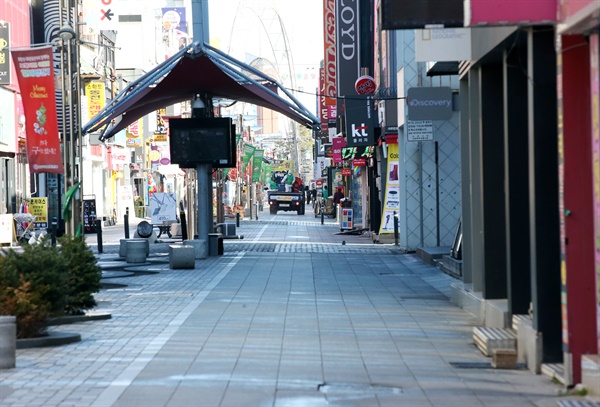  신종 코로나바이러스 감염증(코로나19)이 확산함에 따라 23일 경북 포항시가 중앙상가 길을 소독하고 있다. 