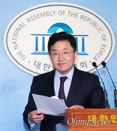 김용태 통합미래당 의원이 24일 오전 서울 국회 정론관에서 기자회견을 열고 구로을 출마선언을 하고 있다. 