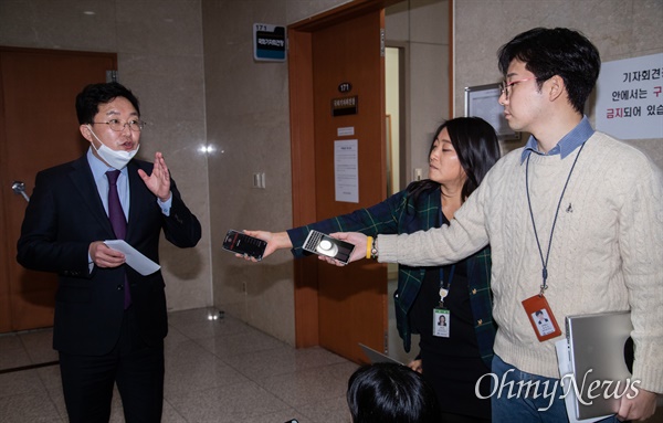 김용태 통합미래당 의원이 24일 오전 서울 국회 정론관에서 기자회견을 열고 구로을 출마선언을 마치고 기자들의 질문에 답변하고 있다. 