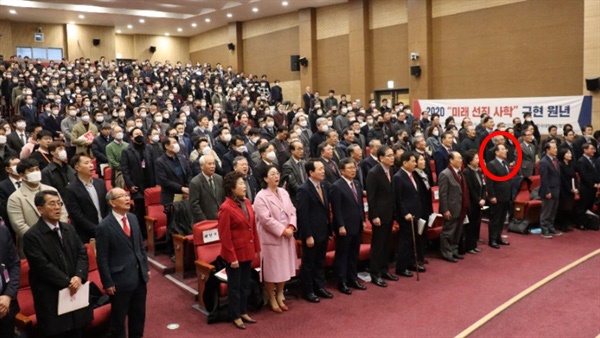 지난 19일 하윤수 한국교총 회장(오른쪽 4번째, 붉은 원)이 참석한 국회 토론회. 