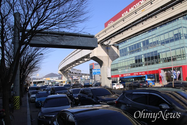  대구시 서구 비산동 이마트 트레이더스 비산점에서 코로나19 확산 방지를 위한 마스크 60만장을 판매한다고 하자 주변 도로에 차량이 몰리면서 아수라장을 방불케 했다.