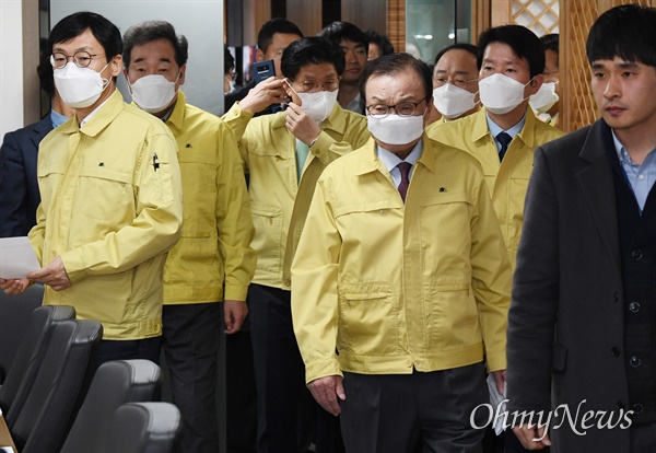 더불어민주당 이낙연 코로나19재난안전대책위원장과 이해찬 대표, 이인영 원내대표, 홍남기 경제부총리 등이 25일 오전 서울 여의도 더불어민주당 중앙당사에서 열린 당정협의회에 마스크를 쓴 채 입장하고 있다.