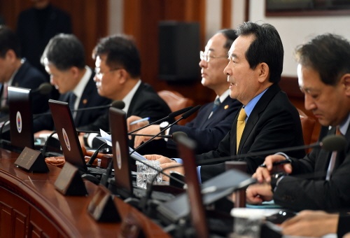 정세균 국무총리가 25일 세종로 정부서울청사에서 열린 국무회의를 주재, 모두발언을 하고 있다. 