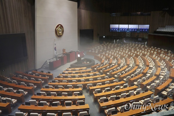 코로나19 확진자가 지난 19일 국회에서 열린 한 토론회에 참석한 사실이 뒤늦게 확인되면서 국회 본관과 의원회관 등 국회 출입이 전면 통제된 가운데 국회 본청에 대한 방역작업이 24일 밤부터 25일 새벽에 걸쳐 실시됐다. 