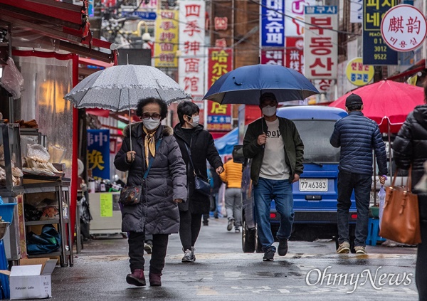 25일 오후 서울 영등포구 대림차이나타운 대림중앙시장을 방문한 시민들이 마스크를 착용하고 있다.