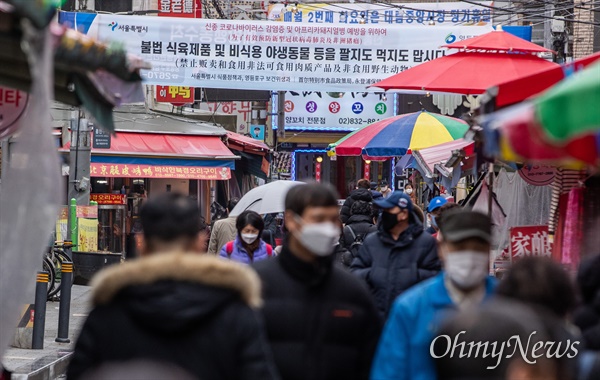 25일 오후 서울 영등포구 대림차이나타운 대림중앙시장에 상인들과 시민들이 마스크를 착용하고 있다. 