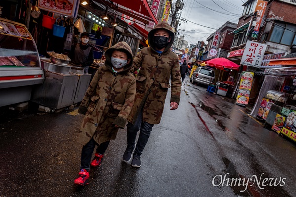 25일 오후 서울 영등포구 대림차이나타운 대림중앙시장에 상인들과 시민들이 마스크를 착용하고 있다. 