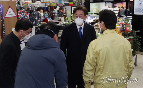  이재명 경기도지사가 25일 오후 경기도 과천 신천지 과천총회본부에서 코로나19 확산을 막기 위해 신천지 명단 확보와 역학조사를 현장 지휘한 뒤 관계자를 격려하고 있다.