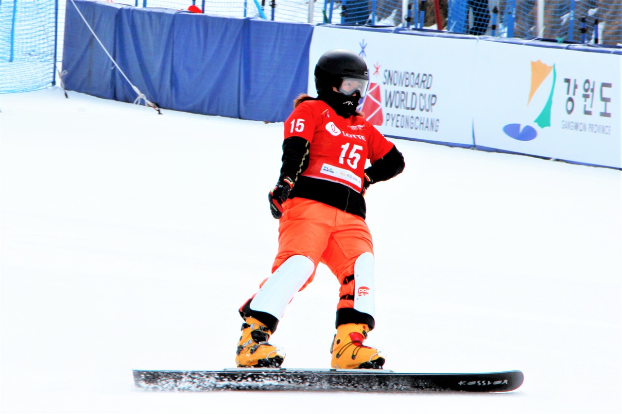  22일 열린 FIS 스노보드 월드컵 평창에서 장서희 선수가 결승선을 넘어오고 있다.