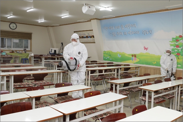  대전시가 25일 관내 신천지 예배당과 관련시설에 대한 2차 방역을 실시하고 있다.(자료사진)