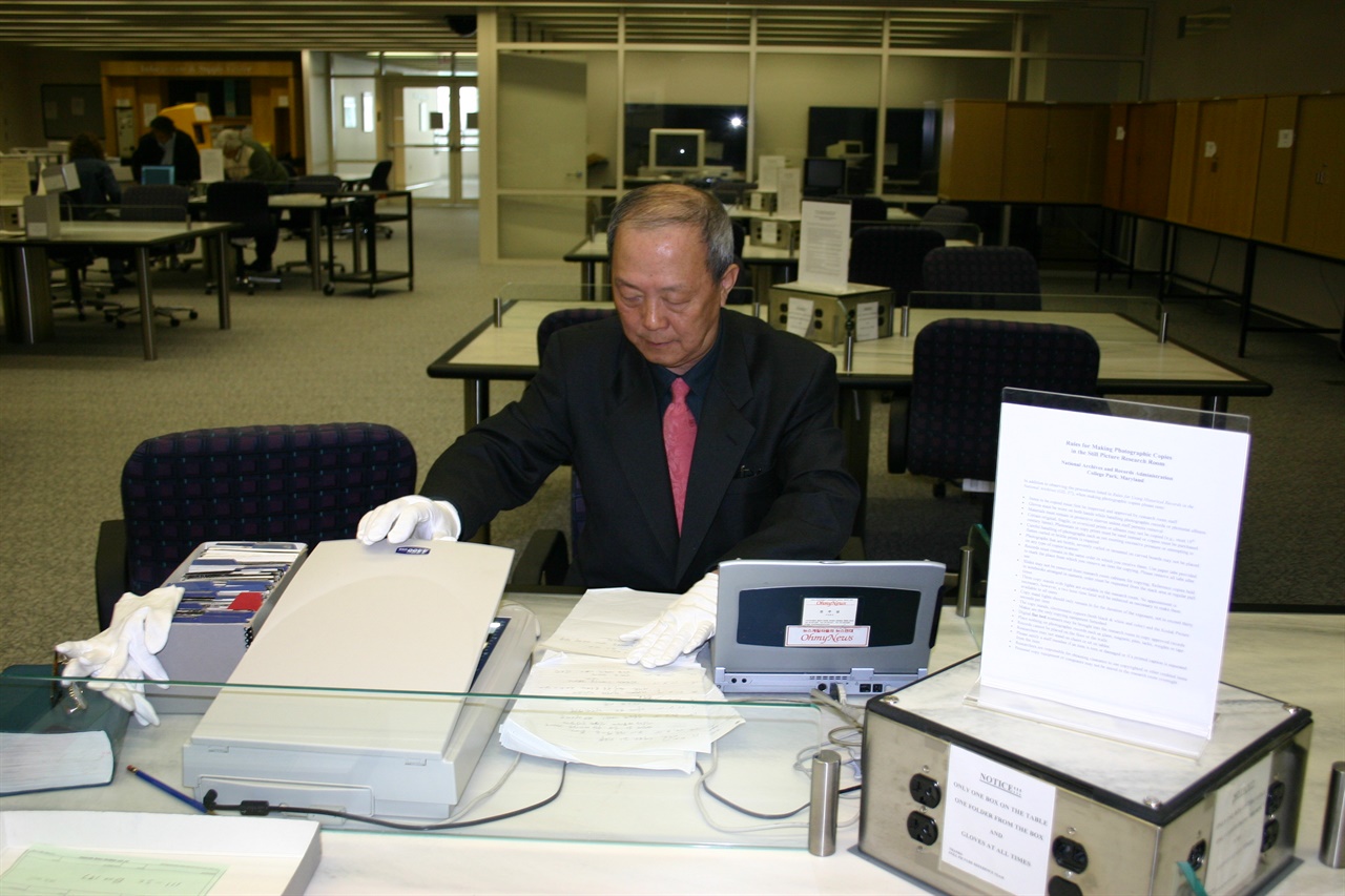 미국 국립문서기록관리청 5층 사진자료실에서 검색 수집작업을 하는 기자