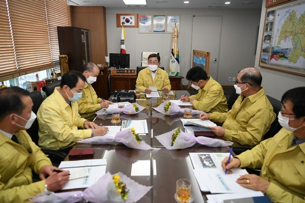 예산군은 황선봉 군수 주재로 '코로나19 대응 유관기관 대책회의'를 열고 지역사회 감염 확산을 막기 위한 방안에 대해 논의했다. 사진은 예산군의 '코로나19 대응 유관기관 대책회의' 모습.