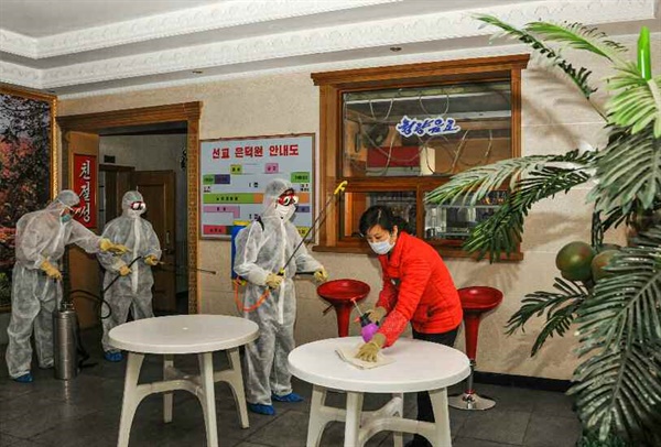 북한 노동당 기관지 노동신문은 24일 "각지에서 신형 코로나비루스(바이러스) 감염증을 철저히 막기 위한 위생방역사업의 도수를 더욱 높여나가고 있다"고 보도했다. 사진은 선교구역위생방역소에서 소독 작업을 하고 있다. 